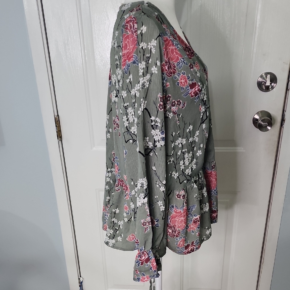 Coverstitched Elegant Floral V-Neck Blouse - Green and Pink - Picture 5 of 8